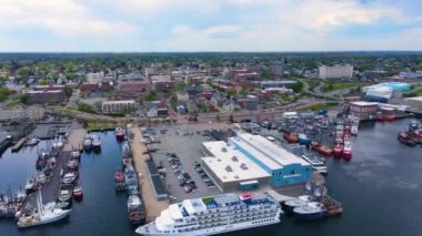 New Bedford limanı üzerinde Acushnet Nehri 'nden New Bedford' un tarihi şehir merkezine uçuyor. Aralarında Whaling National Historic Park, New Bedford, Massachusetts MA, ABD de var.. 