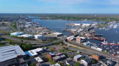 Acushnet Nehri 'ndeki Fish Island ve Pope Adası' nın panoramik hava manzarası ve New Bedford limanına yanaşan gemiler New Bedford, Massachusetts MA, ABD.