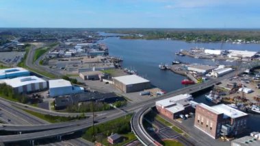 Acushnet Nehri 'ndeki Fish Island ve Pope Adası' nın panoramik hava manzarası ve New Bedford limanına yanaşan gemiler New Bedford, Massachusetts MA, ABD.