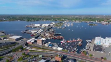 New Bedford, Massachusetts MA 'daki New Bedford Limanı yakınlarındaki Acushnet Nehri' ndeki Fish Island ve Pope Adası 'nın havadan görüntüsü..