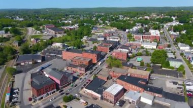 Ana caddedeki Webster tarihi ticari şehir merkezinin hava görüntüsü, belediye binası ve halk kütüphanesi, Webster, Massachusetts MA, ABD. 