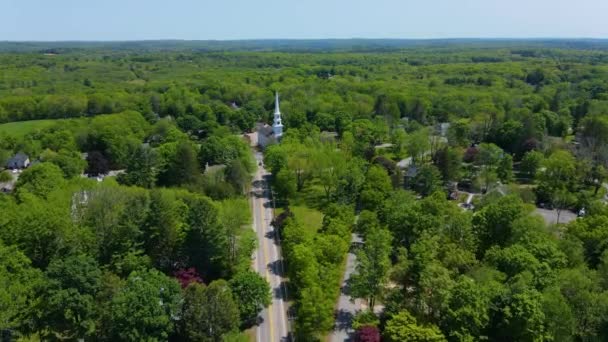 美国康涅狄格州汤普森市汤普森山村包括公理会教堂和普通城镇在内的历史城区空中景观 — 图库视频影像