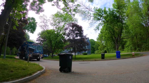Republic Services Caminhão Lixo Coletar Lixeiras Lixeiras Comunidade Suburbana Massachusetts — Vídeo de Stock