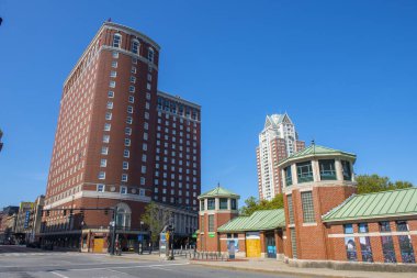 Providence Biltmore oteli 1922 yılında Providence şehir merkezindeki Dorrance Caddesi 11 numarada inşa edilmiştir. Bu bina Providence Otel 'den mezun oldu.. 