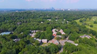 Brookline şehrinin Chestnut Hill şehrinde yaz aylarında Pine Manor College kampüs hava manzarası, arka planda Boston silueti, Massachusetts MA, ABD. Şimdi bu okul Boston Üniversitesi ile birleşti.. 