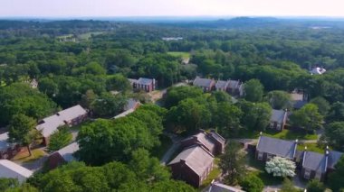 Brookline şehrinin Chestnut Hill şehrinde yaz aylarında Pine Manor College kampüs hava manzarası, arka planda Boston silueti, Massachusetts MA, ABD. Şimdi bu okul Boston Üniversitesi ile birleşti.. 