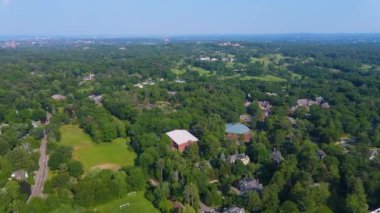 Brookline şehrinin Chestnut Hill şehrinde yaz aylarında Pine Manor College kampüs hava manzarası, arka planda Boston silueti, Massachusetts MA, ABD. Şimdi bu okul Boston Üniversitesi ile birleşti.. 