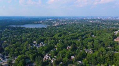 Brookline şehrinin Chestnut Hill şehrinde yaz aylarında Pine Manor College kampüs hava manzarası, arka planda Boston silueti, Massachusetts MA, ABD. Şimdi bu okul Boston Üniversitesi ile birleşti.. 