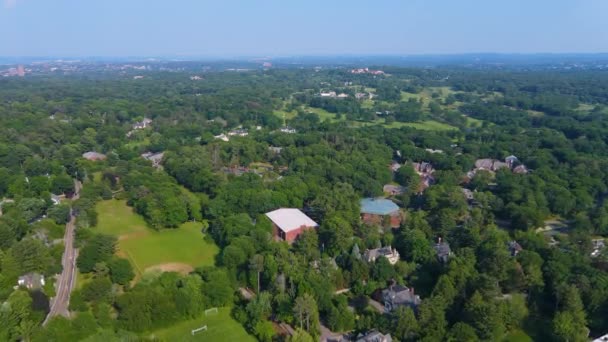 パインマナー大学のキャンパスは マサチューセッツ州マサチューセッツ州の背景にボストンのスカイラインと ブルックリン市の栗の丘で夏の空の景色 ボストン カレッジと合併しました — ストック動画