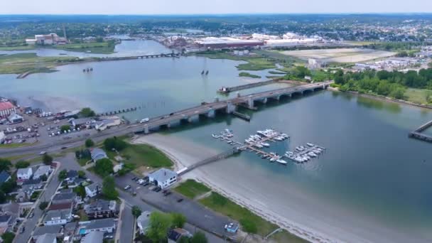 Vliegen Western Channel Brug Vanaf Point Pines Stad Revere Massachusetts — Stockvideo