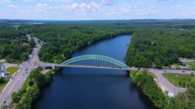 Merrimack Nehri 'ndeki Tyngsboro Köprüsü ve yazın ABD' nin Massachusetts MA kentindeki Tyngsborough kasabasında kırsal manzara manzarası.