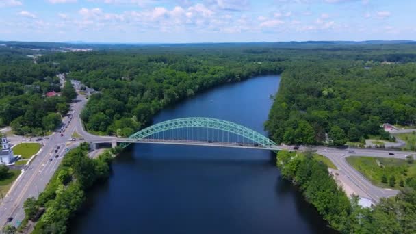 メリマック川のタンズボロ橋とマサチューセッツ州タンズボロの町で夏の田園風景空撮 — ストック動画