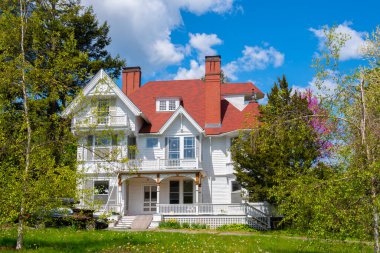 Amos Adams House, 1888 yılında Newton, Massachusetts MA, ABD 'de Park Avenue' da inşa edilen Queen Anne tarzı tarihi bir evdir.. 