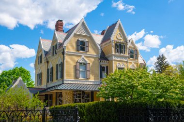 Charles Haskell Evi 1879 yılında Newton, Massachusetts MA, ABD 'de Sargent Caddesi' nde inşa edilen Viktorya dönemi tarzı tarihi bir evdir.. 