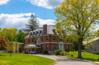 Mount Alvernia Lisesi, Newton Centre, Massachusetts MA, ABD 'de bulunan Newton Centre Caddesi 790 numarada bulunan bir devlet lisesi.. 