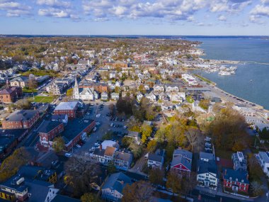 Plymouth tarihi şehir merkezinin ana caddedeki hava manzarası sonbaharda, Plymouth, Massachusetts MA, ABD. 