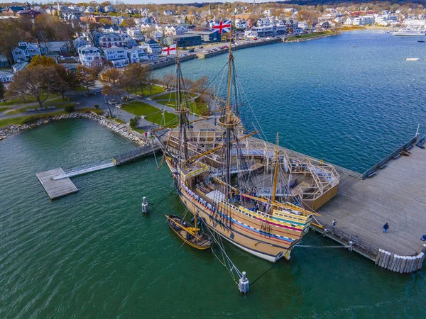メイフラワーIi Mayflower アメリカ合衆国マサチューセッツ州プリマスの町に停泊していた17世紀の船舶メイフラワーの複製である — ストック写真