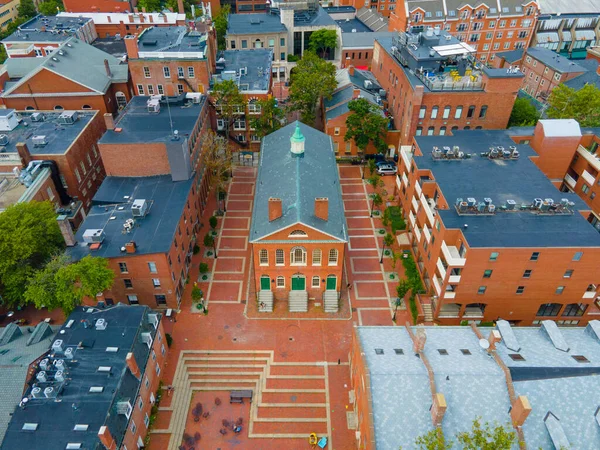 マサチューセッツ州セイラムの歴史的な街の中心部にある32ダービースクエアで旧市庁舎の空中ビュー この建物はセイラム博物館です — ストック写真