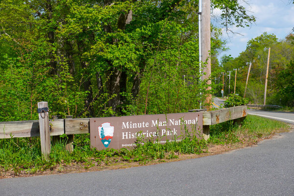 Знак "Minute Man National Historic Park" в городе Лексингтон, Массачусетс, США. 