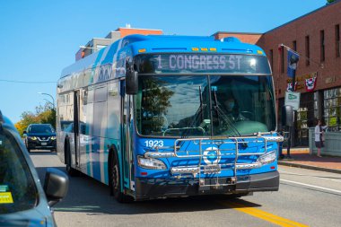 Portland, Maine ME, ABD 'de Kongre Caddesi' ndeki Greater Portland Metro Otobüs Yolu 1..