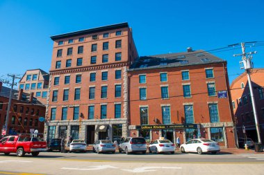 Portland, Maine ME, ABD 'deki Old Port kentindeki Moulton Street' te 165 Commercial Street 'teki tarihi ticari bina..
