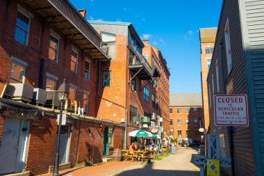Portland, Maine ME, ABD 'deki Eski Liman kentindeki Dana Caddesi' nde tarihi ticari binaları olan Wharf Caddesi.. 