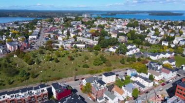 Portland şehir merkezindeki 248 Congress Caddesi 'ndeki North School binası ve Doğu Mezarlığı' nın havadan görünüşü, Maine ME, ABD. 