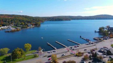 Meredith Körfezi 'nin rıhtımı Winnipesaukee Gölü' nde Meredith şehir merkezi hava manzaralı, New Hampshire NH, ABD. 
