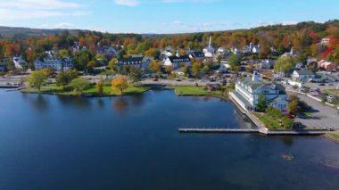 Meredith şehir merkezinde sonbaharda Meredith Bay ile birlikte New Hampshire NH, ABD 'de Winnipesaukee Gölü' nde yeşillik manzarası var.. 