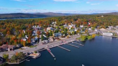 Meredith şehir merkezinde sonbaharda Meredith Bay ile birlikte New Hampshire NH, ABD 'de Winnipesaukee Gölü' nde yeşillik manzarası var.. 