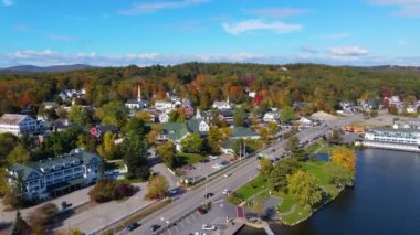 Meredith şehir merkezinde sonbaharda Meredith Bay ile birlikte New Hampshire NH, ABD 'de Winnipesaukee Gölü' nde yeşillik manzarası var.. 