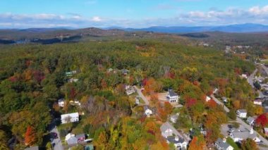 Meredith Körfezi 'nin sonbaharda Winnipesaukee Gölü' ndeki panoramik hava görüntüsü ve Meredith şehir merkezi, New Hampshire NH, ABD. 