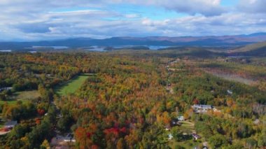 Squam Gölü hava manzarası ve Beyaz Dağlar sonbaharda New Hampshire NH, ABD 'deki Center Harbor kasabasında.. 