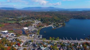 Meredith şehir merkezinde sonbaharda Meredith Bay ile birlikte New Hampshire NH, ABD 'de Winnipesaukee Gölü' nde yeşillik manzarası var.. 