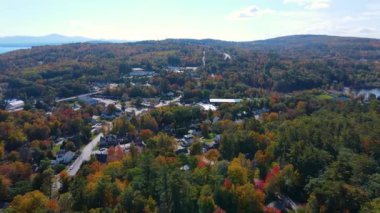 Waukewan Gölü 'nün panoramik hava görüntüsü Meredith, New Hampshire NH, ABD şehir merkezinden sonbaharda. 