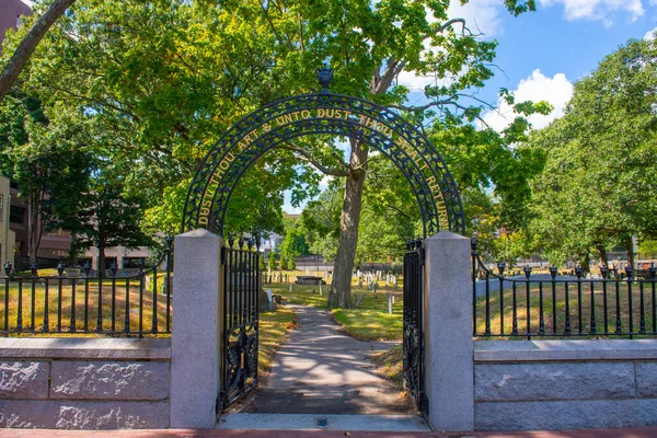 ハンコック墓地は アメリカ合衆国マサチューセッツ州クインシーの歴史的都市中心部にあるクインシー スクエアにあるハンコック通りの歴史的墓地である — ストック写真