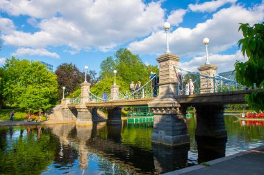 Boston Halk Bahçesi, Boston, Massachusetts MA, ABD 'de yaz aylarında Lagoon' da Ayak Köprüsü ve söğüt ağaçları ile. 