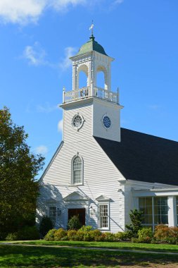 Wayland, Massachusetts MA, ABD 'nin tarihi şehir merkezinde 53 Cochitate Yolu' ndaki Trinitarian Cemaati Kilisesi. 