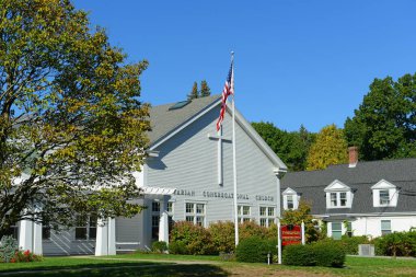 Wayland, Massachusetts MA, ABD 'nin tarihi şehir merkezinde 53 Cochitate Yolu' ndaki Trinitarian Cemaati Kilisesi. 