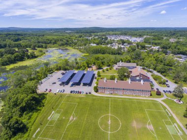 Wayland Belediye Binası hava görüntüsü tarihi şehir merkezi Wayland, Massachusetts MA, ABD 'de 41 Cochitate Road' da. 