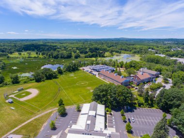 Wayland Belediye Binası hava görüntüsü tarihi şehir merkezi Wayland, Massachusetts MA, ABD 'de 41 Cochitate Road' da. 