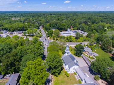 Yazın Boston Post Road ve MA Route 27 'deki Wayland tarihi şehir merkezi hava manzarası, First Parish Church ve Town Hall, Wayland, Massachusetts MA, ABD. 