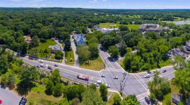 Boston Post Road ve MA Route 27 'deki Wayland tarihi şehir merkezi panoramik hava manzarası, First Parish Church ve Town Hall, Wayland, Massachusetts MA, ABD. 