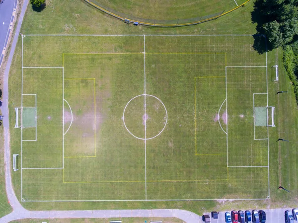 米国マサチューセッツ州ウェイランドの歴史的な町の中心部にあるウェイランドサッカー場の空中風景 — ストック写真