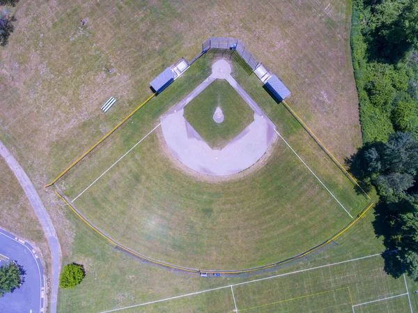 米国マサチューセッツ州ウェイランドの歴史的な町の中心部にあるウェイランド野球場の空撮 — ストック写真