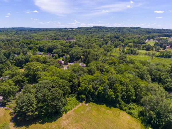 Wayland, Massachusetts MA, ABD 'de yaz mevsiminde Pine Brook bataklık hava manzarası. 
