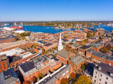 Portsmouth şehir merkezinin tarihi hava manzarası Market Meydanı 'nda tarihi binalar ve ABD' nin New Hampshire NH eyaletinin Portsmouth şehrindeki North Church 'te bulunan tarihi binalar..