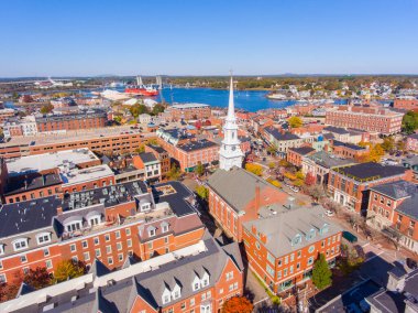 Portsmouth şehir merkezinin tarihi hava manzarası Market Meydanı 'nda tarihi binalar ve ABD' nin New Hampshire NH eyaletinin Portsmouth şehrindeki North Church 'te bulunan tarihi binalar..