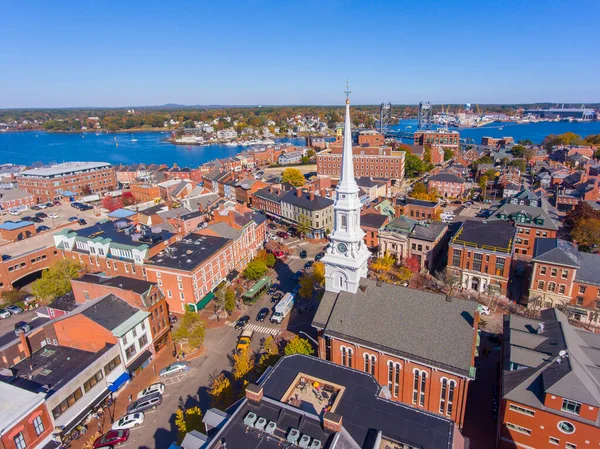 Portsmouth şehir merkezinin tarihi hava manzarası Market Meydanı 'nda tarihi binalar ve ABD' nin New Hampshire NH eyaletinin Portsmouth şehrindeki North Church 'te bulunan tarihi binalar..