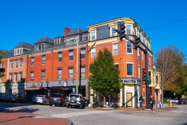 Tarihi ticari binalar 49 Pleasant Caddesi 'ndeki State Caddesi' nde Portsmouth, New Hampshire NH, ABD 'nin tarihi şehir merkezinde.. 